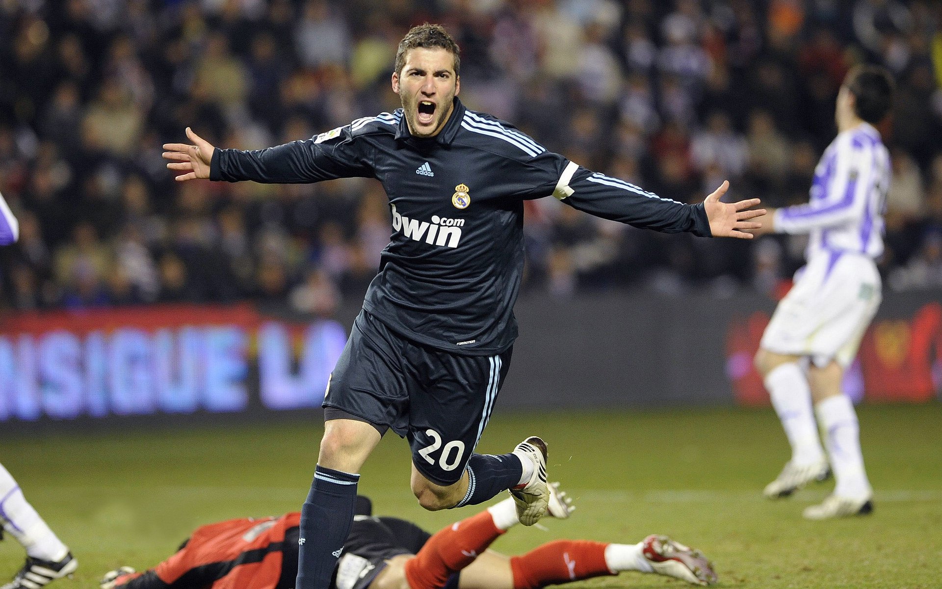 跳水动作精准突尼斯收获信心，小娃脸一边大一边小